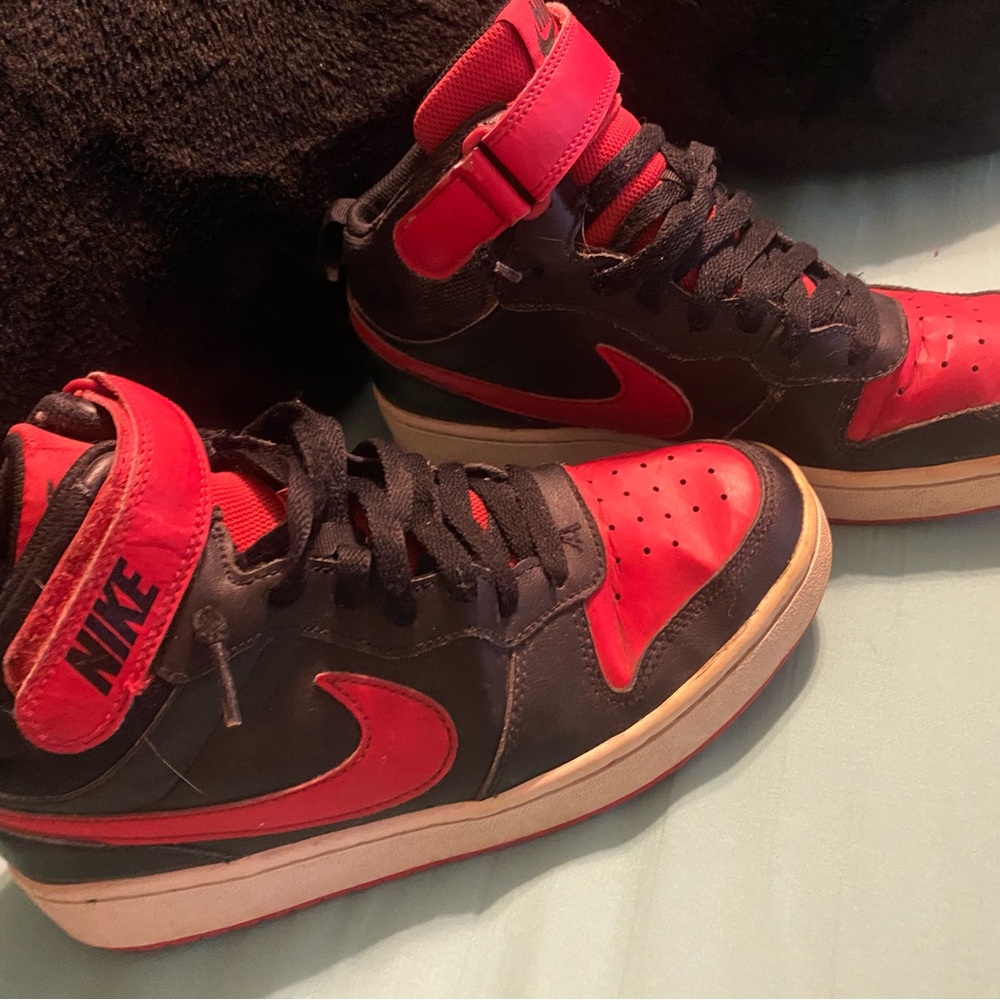 👟 Nike Boys’ Court Borough Mid 2 – Size 7Y